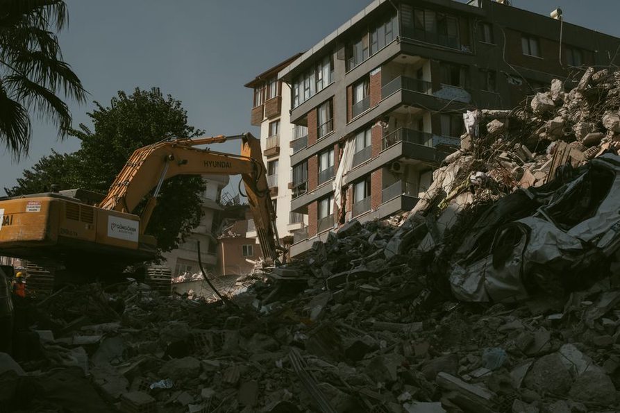 Structure with earthquake-resistant features