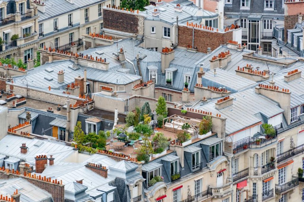 A building with a green rooftop in a city