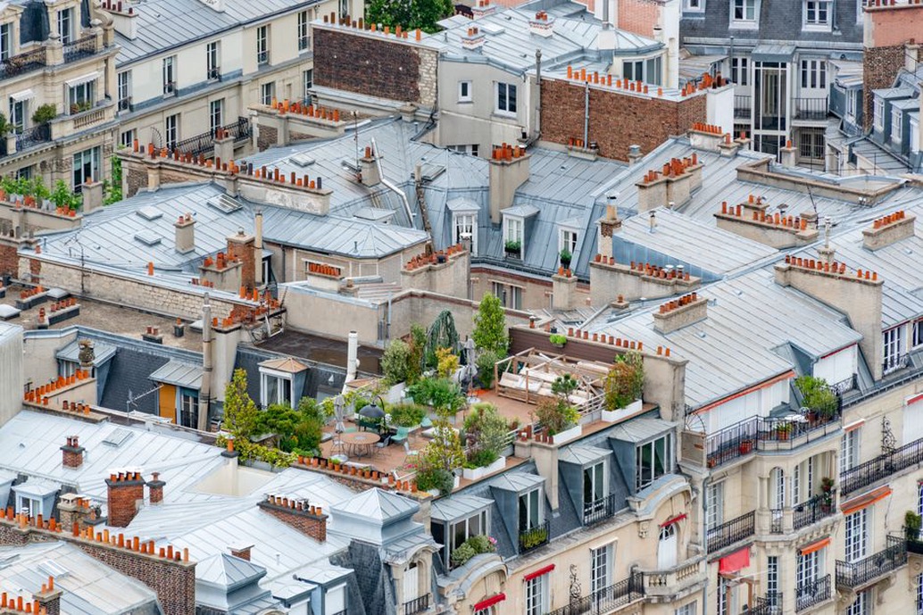 A building with a green rooftop in a city