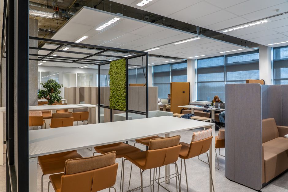 Flexible workspace in a modern office promoting collaboration