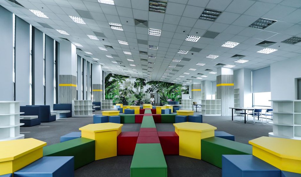 Ceiling absorption supports clear speech in a classroom