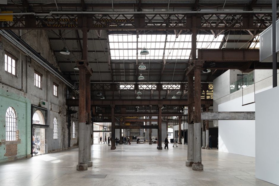 New public circulation within an industrial shell