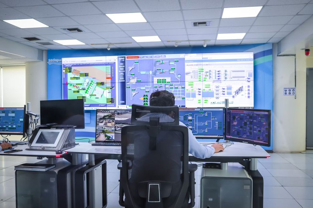Facility operator reviewing live building performance data