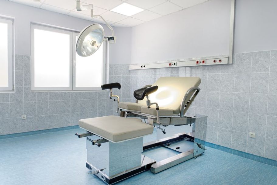 Patient room with daylight and bedside controls