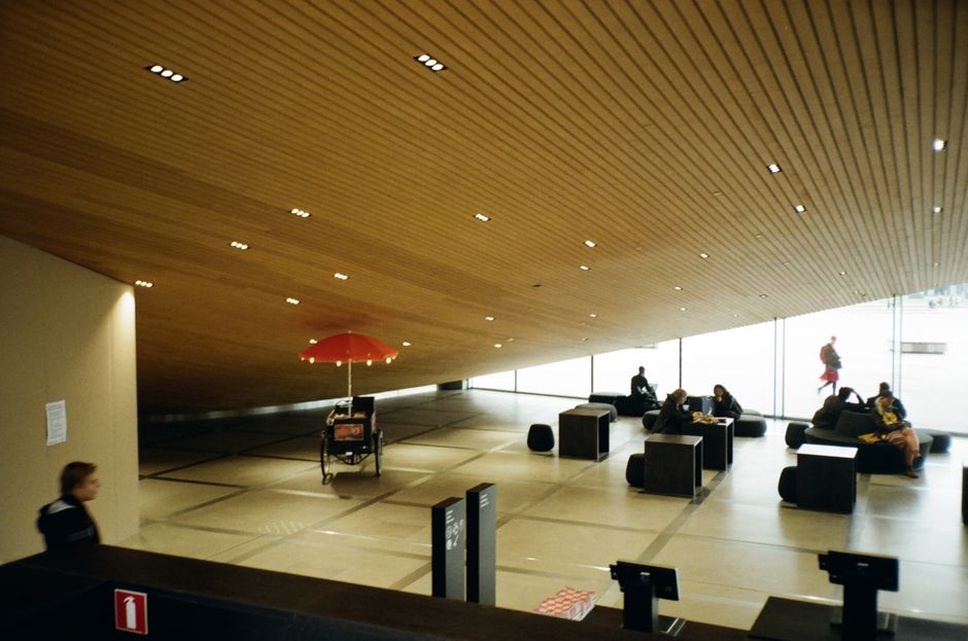 Clear reception and wayfinding in a healthcare lobby