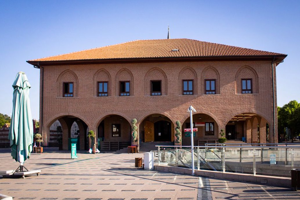 Contemporary civic building using regional materials and shade
