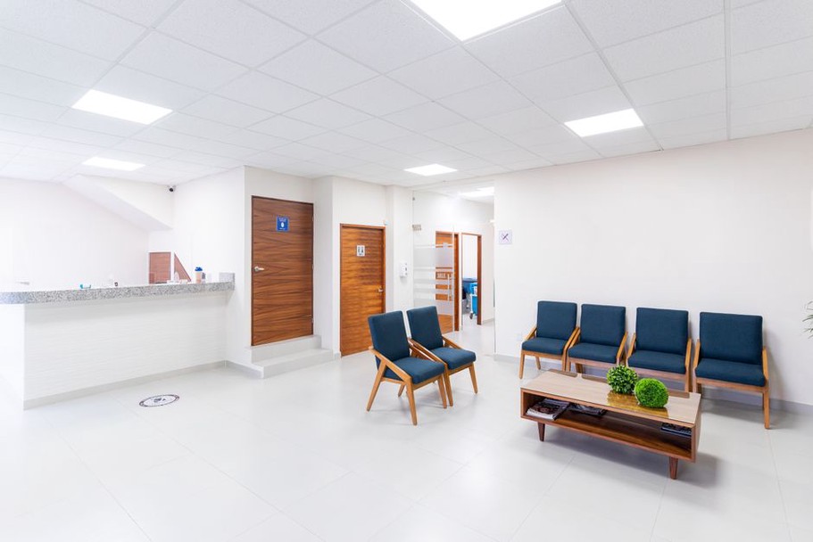A patient room with daylight and family space