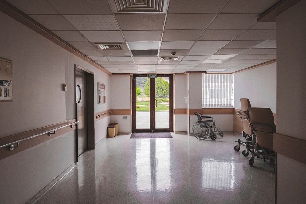 Covered clinic entrance with clear accessible arrival route