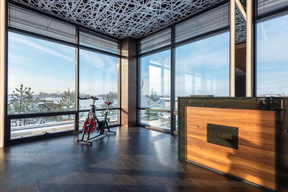 Clear routes connect reception with quieter care spaces