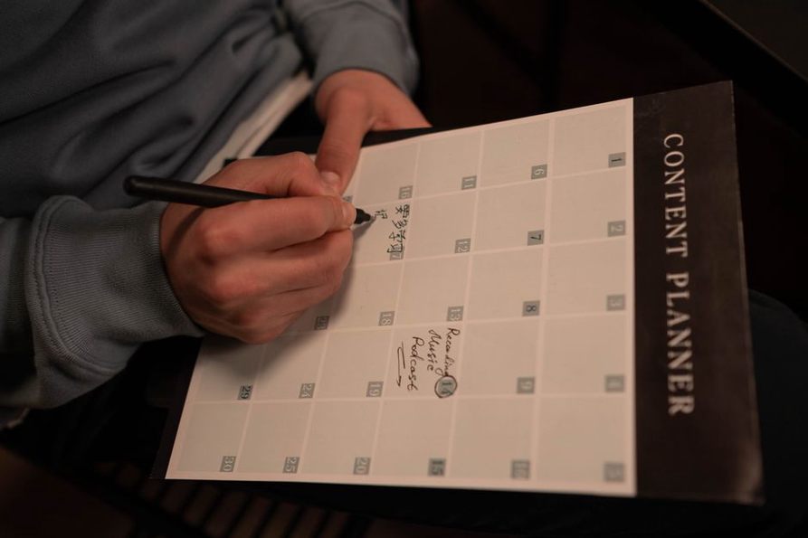 Architects compare article deadlines and review assignments