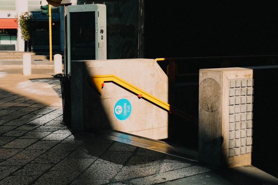 Step-free approach to a clearly marked civic entrance