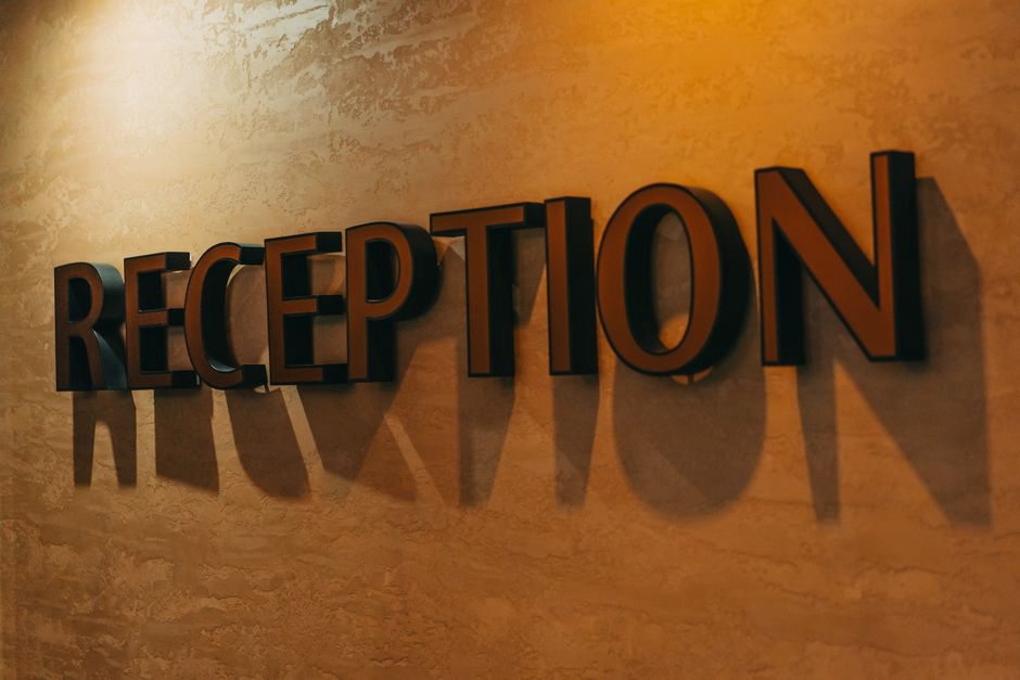 Reception desk and clearly marked routes in a hospital lobby