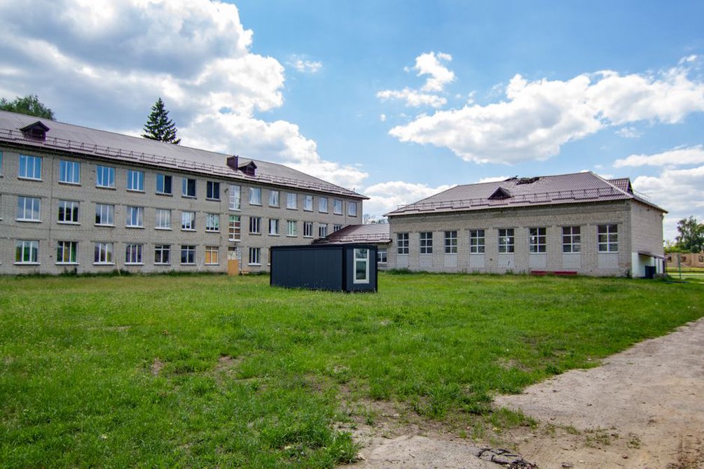 Classroom modules arranged around a sheltered school courtyard