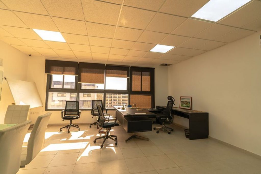Quiet desks separated from enclosed meeting rooms