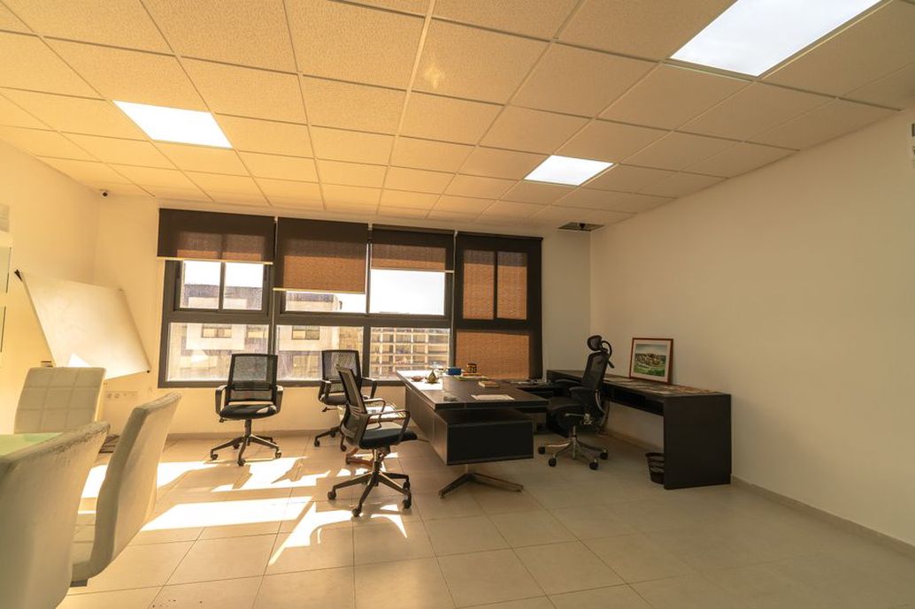 Quiet desks separated from enclosed meeting rooms